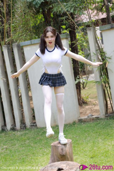 男生吻我腿中间位置动漫